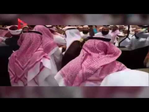 تدافع مئات المصلين حول الإمام الأكبر بعد أدائه صلاة الجمعة بالحرم النبوي الشريف