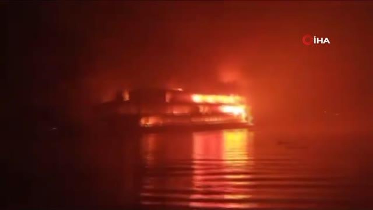 Son dakika haberi: Bangladeş'te yolcu gemisinde...
