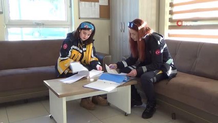 Acil tıp teknisyeni kadınlar saniyelerle yarışarak can kurtarıyor