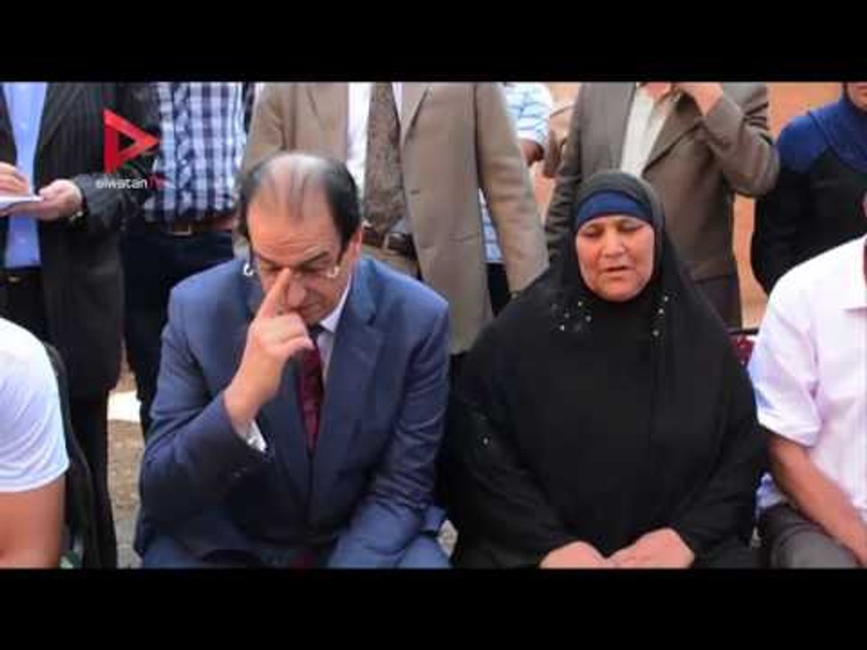 محافظ الدقهلية يزورأسرة شهيد أحداث الفيوم ويقرر اطلاق اسمه على المدرسة الابتدائية بالقرية