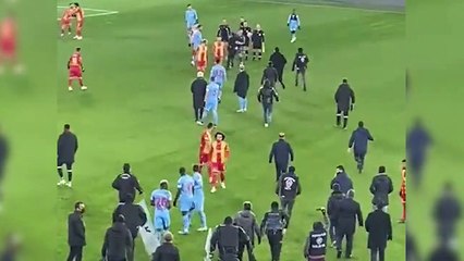 Kulüp başkanı maç bitiminde hakemin üzerine yürüdü