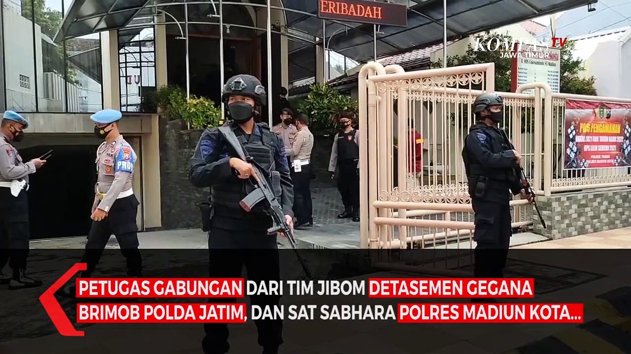 Tim Jibom Brimob Polda Jatim Sterilisasi Gereja Jelang Natal