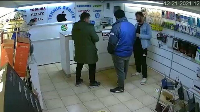 Cep telefonu bataryası elinde bomba gibi patladı!