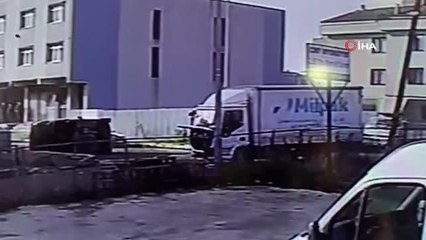 Ataşehir'de kamyonete çarpan araç yan yattı... O anlar kamerada