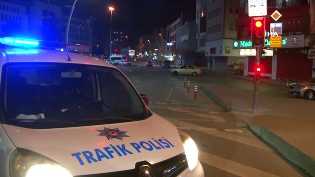 AK Parti binasının önüne bırakılan koliden zaman ayarlı bomba düzeneği çıktı