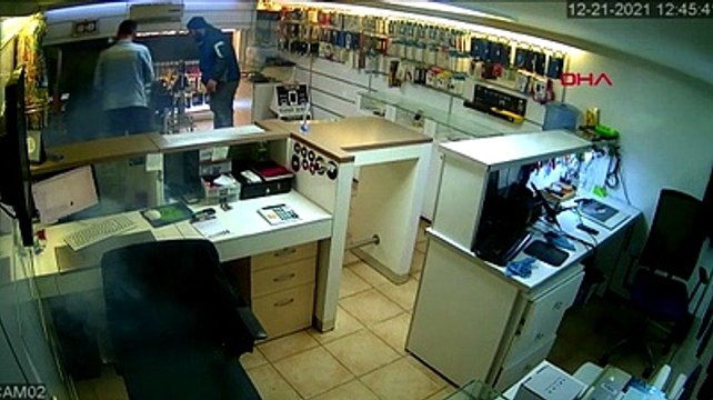 Cep telefonu bataryası elinde patladı