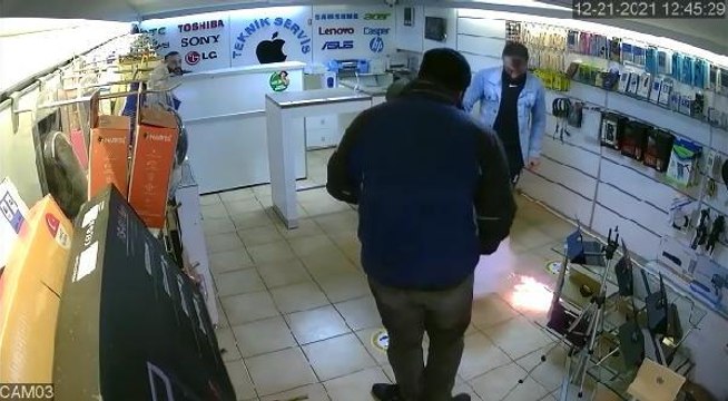 CEP TELEFONU BATARYASI ELİNDE PATLADI