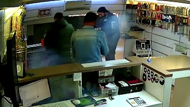 Şişen cep telefonu bataryası elinde patladı