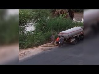 سائق سيارة صرف يفرغ محتوياتها بترعة قرية بأسيوط  ويهدد الأهالي