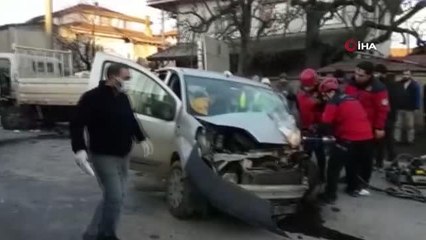 Son dakika: Zincirleme trafik kazasında araç içerisinde sıkıştı