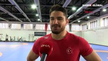 Olimpiyat şampiyonu milli güreşçi Taha Akgül futbola başladı