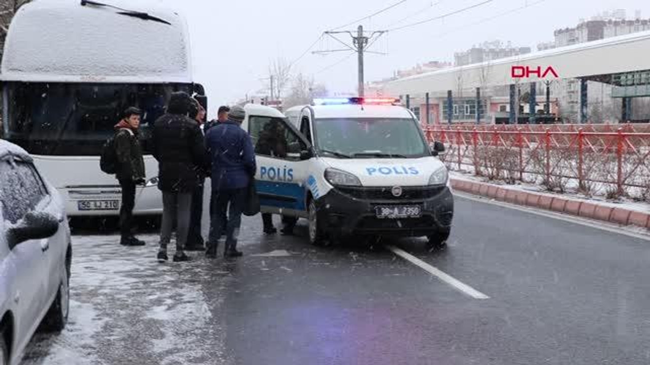 BOŞANMA AŞAMASINDAKİ EŞİNİ SOKAK ORTASINDA BIÇAKLADI