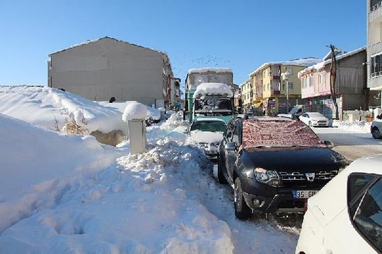 KARLIOVA'DA SICAKLIK EKSİ 20 DERECEYE DÜŞTÜ; SÜRÜCÜLER ZOR ANLAR YAŞADI