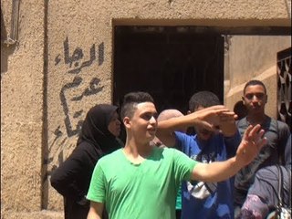 طلاب الثانوية "دور ثانٍ" يغطون وجوههم خوفا من التصوير