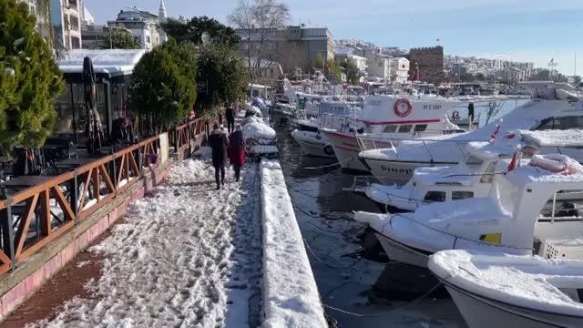 Kar yağışının ardından balıkçı tekneleri beyaza büründü