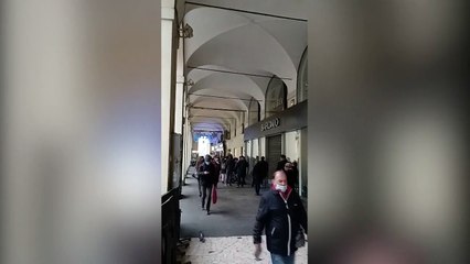 Ore in coda sotto i portici di Torino per portarsi a casa "La Nuvola d Ghigo", il dolce delle feste