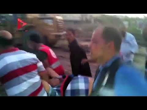 انهيار مواطن بعد علمه بوفاة زوجته وابنته في حادث قطار الإسكندرية