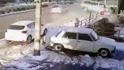 Trabzon'da gizli buzlanma kazası kamerada! Korkulukları kıran araç deniz kenarına böyle uçtu