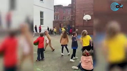 Una profesora hace una promesa a los niños si encesta y pasa esto