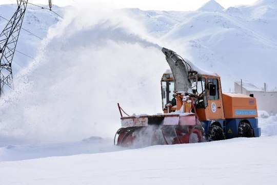 BİTLİS'TE 1 METREYİ AŞAN KARLA MÜCADELE