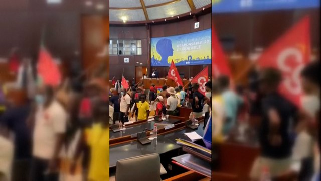 Guadeloupe : des manifestants pénètrent de force dans l’hémicycle du Conseil régional