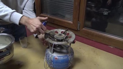 AFYONKARAHİSAR  - Kış gecelerinin vazgeçilmez lezzeti "Tel helva" damak çatlatıyor