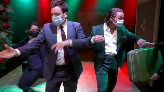 Regardez comment la star des présentateurs US, Jimmy Fallon a mis le feu sur son plateau hier soir pour Noël avec une chanson en compagnie de l'acteur Matthew McConaughey
