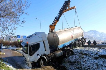 Rize'de seyir halindeki tır buzlanma nedeniyle yoldan çıktı