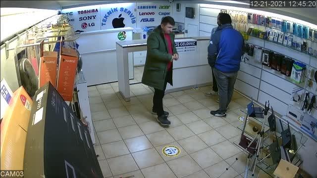 Rize'de cep telefonu bataryasının patlama anı güvenlik kamerasında