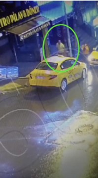 BAYRAMPAŞA'DA HIRSIZLIK ŞÜPHELİSİ EV SAHİBİNDEN BÖYLE KAÇTI