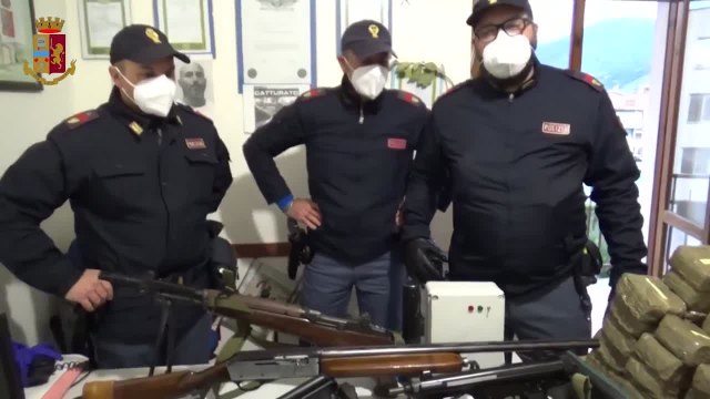 Latina, arrestate sette persone in possesso di droga e un arsenale