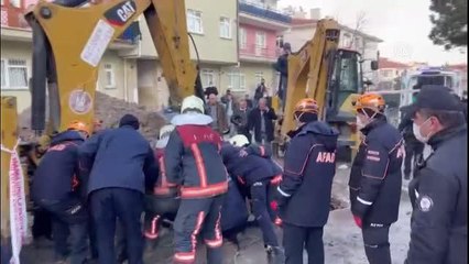 Keçiören'de meydana gelen göçükte toprak altında kalan işçi kurtarıldı