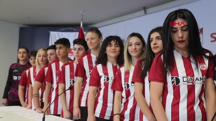 SPOR Sivasspor Kadın Futbol Takımı 25 futbolcuyla sözleşme imzaladı