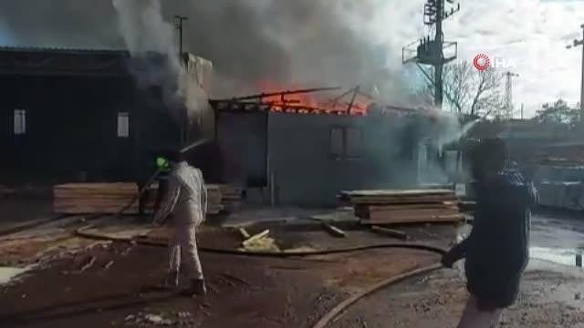 Kereste fabrikası alev alev yandı