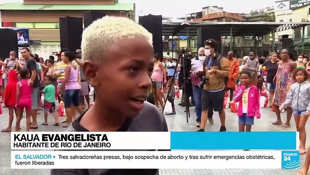 Distintas versiones de Papá Noel llevan regalos a los menos favorecidos en todo el mundo