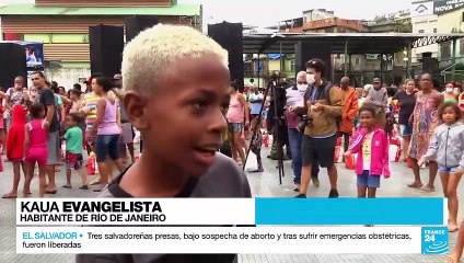 Distintas versiones de Papá Noel llevan regalos a los menos favorecidos en todo el mundo