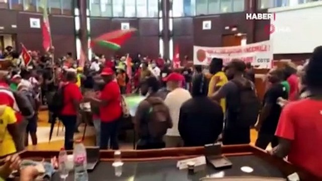 Fransa’da aşı karşıtı protestocular meclisi bastı!
