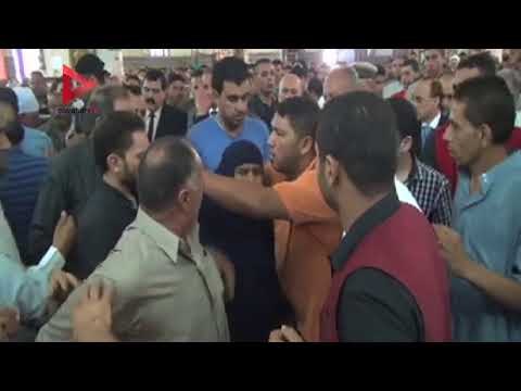 أم شهيد الدقهلية تسير في جنازته حافية سيبت وراك 8 بنات ياعمرو