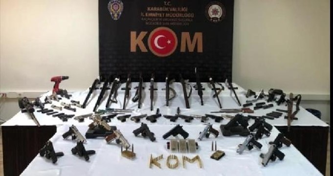 KARABÜK MERKEZLİ 6 İLDE SİLAH KAÇAKÇILARINA OPERASYON; 15 GÖZALTI