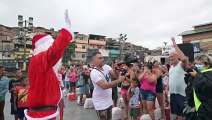 Brésil: le Père Noël livre des colis alimentaires dans une favela de Rio