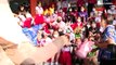 شاهد: فيلة بزي سانتا كلاوس توزع الكمامات والمطهرات على تلاميذ مدرسة في تايلاند