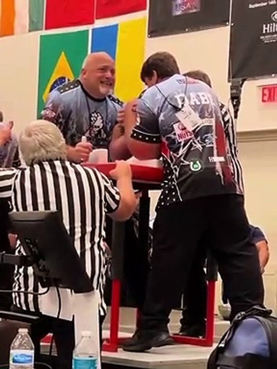 Les bras de Jeff Dabe, champion de bras de fer