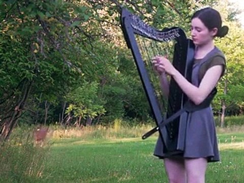 Une joueuse de harpe surprise par une biche dans la foret