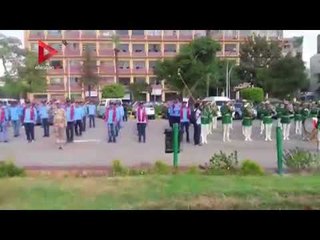 طلاب جامعة عين شمس يحيون العلم ويقومون بالغناء في حضور وزير التعليم العالي