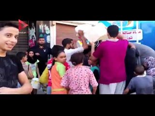 الأهالي يتجمهرون حول سيارات المياه بعد انقطاعها عن "أبو تيج" لمدة يومين