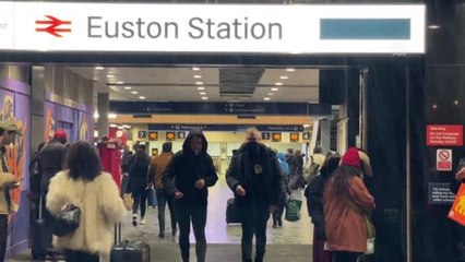 Noel öncesinde tren istasyonlarında yoğunluk