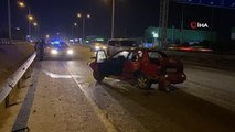 Yarış yapan araçlardan kaçmak isterken bariyere çarpan otomobildeki 5 kişi yaralandı