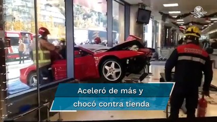 Abuelito de 82 años estrella su Ferrari contra una tienda durante las compras navideñas