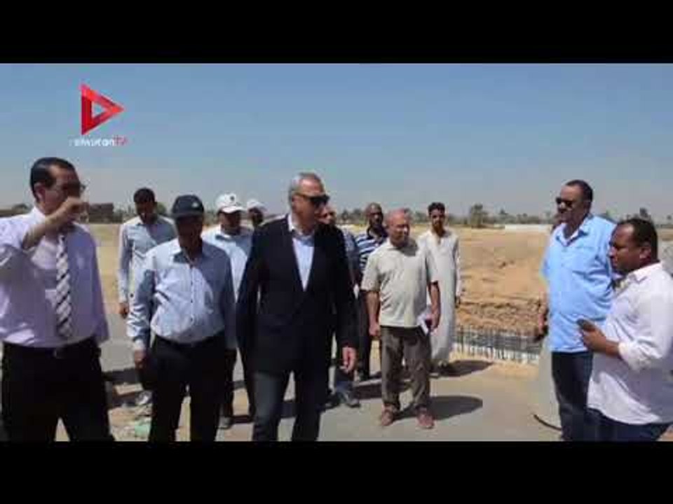 محافظ قنا يتفقد مخرات السيول
