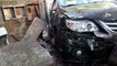 Motorista de Corolla perde o controle e derruba muro de residência no Bairro Cancelli